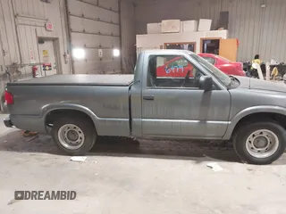 2002 GMC Sonoma SL with VIN 1GTCS145328187323, listed as a IAAI auction lot 41486479 with 85,993 mi miles. Bid and sale history available at carsss.com. Image 13.