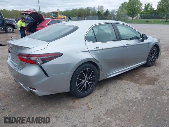 2023 Toyota Camry SE z VIN 4T1G11AK0PU766665, wystawiony jako IAAI lot #42202075 z przebiegiem 59 320 mil mil oraz . Historia ofert i sprzedaży dostępna na DreamBid. Obrazek 4.