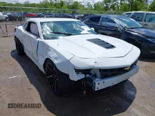 2015 Chevrolet Camaro SS z VIN 2G1FJ1EW8F9105046, wystawiony jako IAAI lot #42306850 z przebiegiem 59 861 mil mil oraz . Historia ofert i sprzedaży dostępna na DreamBid. Obrazek 1.