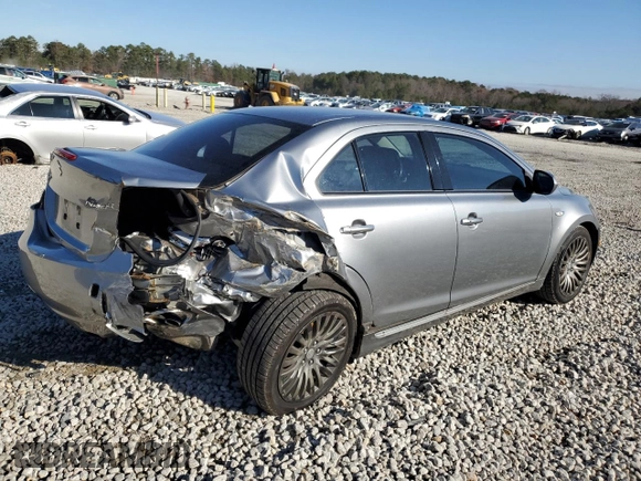 2011 Suzuki Kizashi SE z VIN JS2RE9A30B6110204, wystawiony jako Copart lot #85853384 z przebiegiem 168 962 mil mil oraz Szkoda całkowita • Salvage title. Historia ofert i sprzedaży dostępna na DreamBid. Obrazek 3.