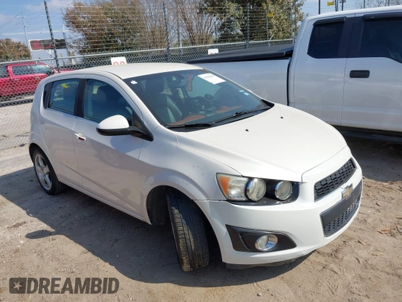 2015 Chevrolet Sonic LTZ z VIN 1G1JE6SB5F4106672, wystawiony jako IAAI lot #41520641 z przebiegiem 132 762 mil mil oraz . Historia ofert i sprzedaży dostępna na DreamBid. Obrazek 1.