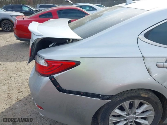 2013 Lexus ES 300h Hybrid with VIN JTHBW1GG5D2033634, listed as a IAAI auction lot 41694013 with 294,744 mi miles. Bid and sale history available at carsss.com. Image 20.