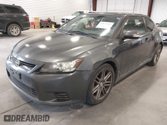 2011 Scion tC z VIN JTKJF5C79B3008777, wystawiony jako IAAI lot #41872563 z przebiegiem 149 715 mil mil oraz . Historia ofert i sprzedaży dostępna na DreamBid. Obrazek 2.