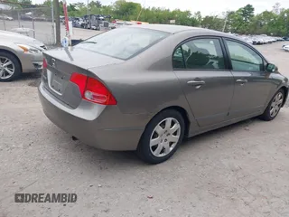 2006 Honda Civic LX z VIN 1HGFA16506L056545, wystawiony jako IAAI lot #42323282 z przebiegiem 273 962 mil mil oraz . Historia ofert i sprzedaży dostępna na DreamBid. Obrazek 4.