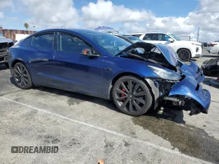 2018 Tesla Model 3 Long Range Battery z VIN 5YJ3E1EB4JF083983, wystawiony jako Copart lot #45250445 z przebiegiem 61 042 mil mil oraz Szkoda całkowita • Salvage title. Historia ofert i sprzedaży dostępna na DreamBid. Obrazek 4.