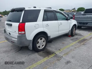 2004 Saturn VUE V6 z VIN 5GZCZ53434S818300, wystawiony jako IAAI lot #42416148 z przebiegiem 188 434 mil mil oraz . Historia ofert i sprzedaży dostępna na DreamBid. Obrazek 4.