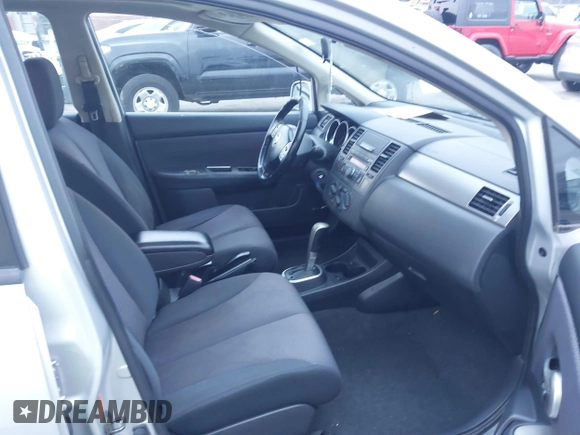 2007 Nissan Versa S z VIN 3N1BC13E47L369909, wystawiony jako IAAI lot #41831330 z przebiegiem 115 767 mil mil oraz . Historia ofert i sprzedaży dostępna na DreamBid. Obrazek 5.
