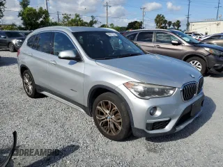 2017 BMW X1 xDrive28i z VIN WBXHT3C33H5F83332, wystawiony jako Copart lot #56971935 z przebiegiem 110 248 mil mil oraz Tytuł czysty. Historia ofert i sprzedaży dostępna na DreamBid. Obrazek 4.