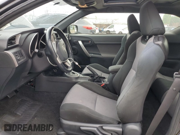 2015 Scion tC z VIN JTKJF5C75F3093123, wystawiony jako Copart lot #58414325 z przebiegiem 107 051 mil mil oraz Szkoda całkowita • Salvage title. Historia ofert i sprzedaży dostępna na DreamBid. Obrazek 7.