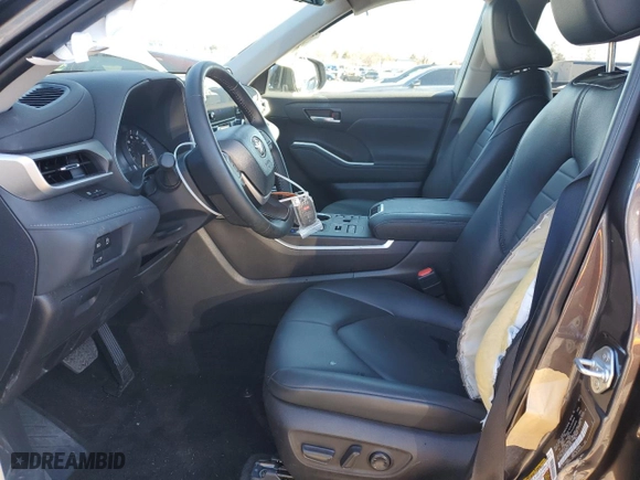 2024 Toyota Highlander LE with VIN 5TDKDRBH0RS573074, listed as a Copart auction lot 49915715 with 5,708 mi miles and Salvage Title. Bid and sale history available at carsss.com. Image 7.