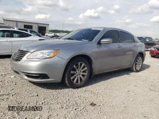 2014 Chrysler 200 Touring z VIN 1C3CCBBG9EN106696, wystawiony jako Copart lot #54064235 z przebiegiem 112 297 mil mil oraz Nie do naprawy. Historia ofert i sprzedaży dostępna na DreamBid. Obrazek 1.