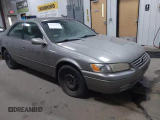 1997 Toyota Camry LE z VIN 4T1BF22K3VU024967, wystawiony jako IAAI lot #42116692 z przebiegiem 226 987 mil mil oraz . Historia ofert i sprzedaży dostępna na DreamBid. Obrazek 1.