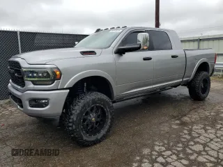 2020 Ram 2500 Limited z VIN 3C6UR5SL9LG282626, wystawiony jako Copart lot #55918975 z przebiegiem 129 540 mil mil oraz Czysty tytuł • Clean title. Historia ofert i sprzedaży dostępna na DreamBid. Obrazek 1.