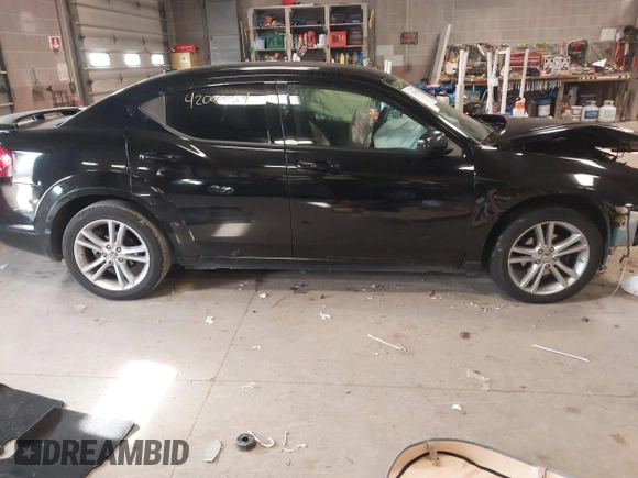 2014 Dodge Avenger SXT z VIN 1C3CDZCB3EN156146, wystawiony jako IAAI lot #42000054 z przebiegiem 149 166 mil mil oraz . Historia ofert i sprzedaży dostępna na DreamBid. Obrazek 13.