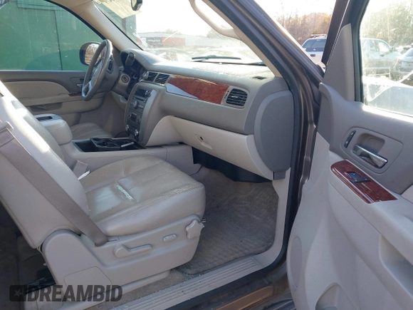 2014 GMC Yukon XL SLT with VIN 1GKS1KE06ER127515, listed as a IAAI auction lot 40990479 with 236,725 mi miles. Bid and sale history available at carsss.com. Image 5.