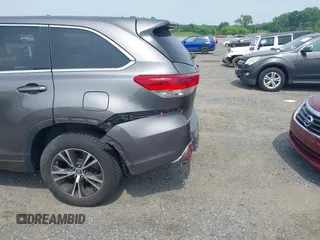 2018 Toyota Highlander LE z VIN 5TDBZRFH3JS841728, wystawiony jako IAAI lot #42424705 z przebiegiem 93 473 mil mil oraz . Historia ofert i sprzedaży dostępna na DreamBid. Obrazek 6.