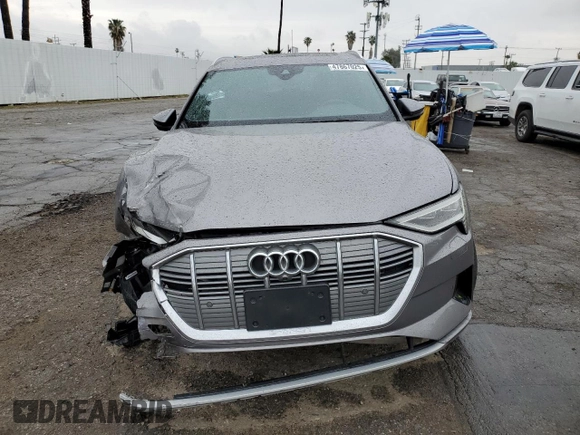 2019 Audi e-tron Premium Plus с VIN WA1LABGE7KB021954, выставлен на аукционе Copart как лот 47867025 с пробегом 74 853 миль миль и Списание • Salvage title. История ставок и продаж доступна на DreamBid. Изображение 5.