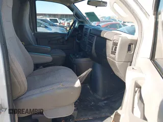 2017 Chevrolet Express Cargo z VIN 1GCWGAFF6H1344137, wystawiony jako IAAI lot #41350780 z przebiegiem 106 207 mil mil oraz . Historia ofert i sprzedaży dostępna na DreamBid. Obrazek 5.