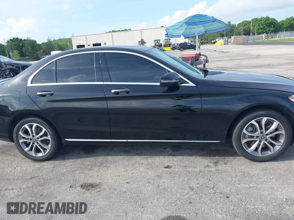 2018 Mercedes-Benz C 300 z VIN 55SWF4KB8JU251817, wystawiony jako IAAI lot #42482900 z przebiegiem 76 248 mil mil oraz . Historia ofert i sprzedaży dostępna na DreamBid. Obrazek 13.