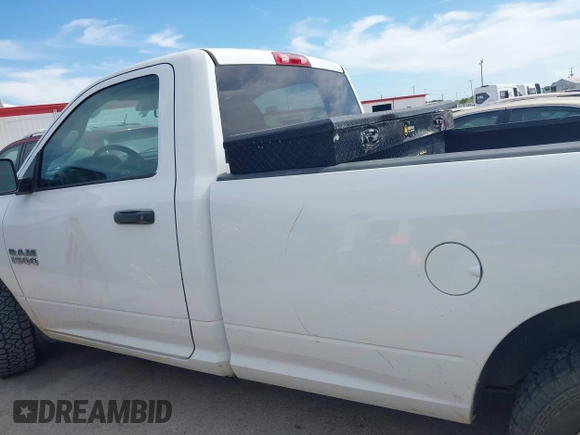 2017 Ram 1500 Tradesman z VIN 3C6JR6DG5HG774182, wystawiony jako IAAI lot #42314140 z przebiegiem 132 895 mil mil oraz . Historia ofert i sprzedaży dostępna na DreamBid. Obrazek 14.