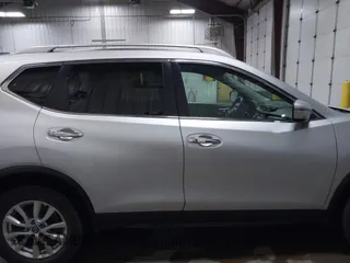 2018 Nissan Rogue SV z VIN 5N1AT2MV8JC709302, wystawiony jako IAAI lot #42063333 z przebiegiem 67 225 mil mil oraz . Historia ofert i sprzedaży dostępna na DreamBid. Obrazek 14.