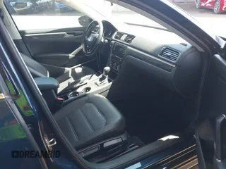2018 Volkswagen Passat SE z VIN 1VWBA7A3XJC042079, wystawiony jako IAAI lot #42110143 z przebiegiem 74 161 mil mil oraz . Historia ofert i sprzedaży dostępna na DreamBid. Obrazek 5.
