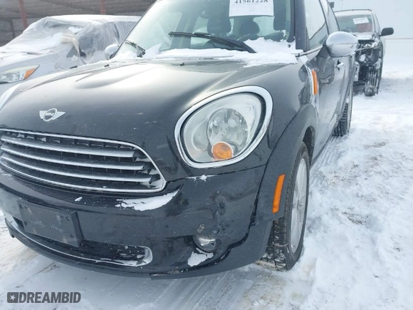 2011 MINI Cooper Countryman with VIN WMWZB3C55BWH95220, listed as a IAAI auction lot 41561228 with 124,584 mi miles. Bid and sale history available at carsss.com. Image 6.