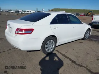 2011 Toyota Camry LE z VIN 4T1BF3EK1BU644469, wystawiony jako IAAI lot #41518325 z przebiegiem 115 485 mil mil oraz . Historia ofert i sprzedaży dostępna na DreamBid. Obrazek 4.