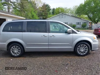 2014 Chrysler Town & Country Touring L z VIN 2C4RC1CG7ER201727, wystawiony jako IAAI lot #42163525 z przebiegiem 160 304 mil mil oraz . Historia ofert i sprzedaży dostępna na DreamBid. Obrazek 14.