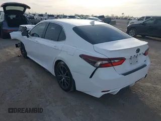 2022 Toyota Camry SE z VIN 4T1T11AK6NU622176, wystawiony jako IAAI lot #41876802 z przebiegiem 56 631 mil mil oraz . Historia ofert i sprzedaży dostępna na DreamBid. Obrazek 3.