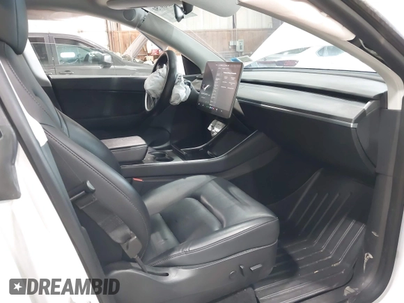 2020 Tesla Model Y Long Range z VIN 5YJYGDEE5LF041935, wystawiony jako IAAI lot #42369750 z przebiegiem 79 540 mil mil oraz . Historia ofert i sprzedaży dostępna na DreamBid. Obrazek 5.