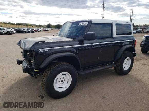 2024 Ford Bronco Heritage Edition z VIN 1FMDE4CH2RLA74426, wystawiony jako Copart lot #76751144 z przebiegiem 629 mil mil oraz Szkoda całkowita • Salvage title. Historia ofert i sprzedaży dostępna na DreamBid. Obrazek 1.