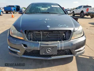 2013 Mercedes-Benz C 250 z VIN WDDGJ4HBXDG065935, wystawiony jako Copart lot #59411585 z przebiegiem 126 866 mil mil oraz Szkoda całkowita • Salvage title. Historia ofert i sprzedaży dostępna na DreamBid. Obrazek 5.