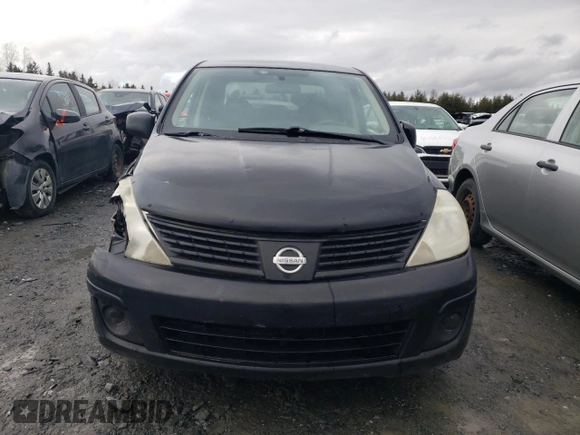 2009 Nissan Versa 1.6 z VIN 3N1CC11E09L468737, wystawiony jako Copart lot #51859825 z przebiegiem Nie podano mil oraz Nie do naprawy. Historia ofert i sprzedaży dostępna na DreamBid. Obrazek 5.