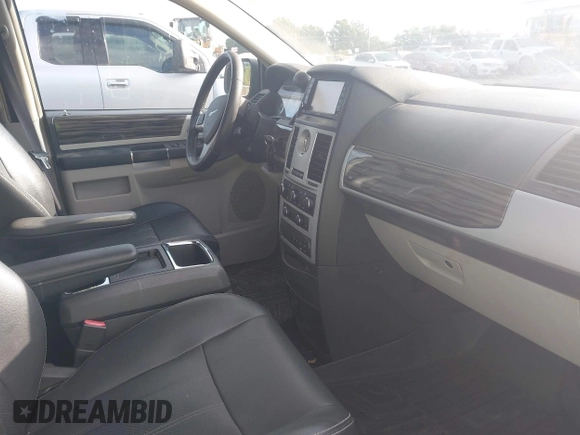 2010 Chrysler Town & Country Touring z VIN 2A4RR5D11AR281580, wystawiony jako IAAI lot #42149338 z przebiegiem 184 285 mil mil oraz . Historia ofert i sprzedaży dostępna na DreamBid. Obrazek 5.