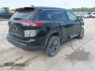 2025 Nissan Rogue S z VIN 5N1BT3AB2SC833281, wystawiony jako IAAI lot #42410948 z przebiegiem 1 389 mil mil oraz . Historia ofert i sprzedaży dostępna na DreamBid. Obrazek 4.