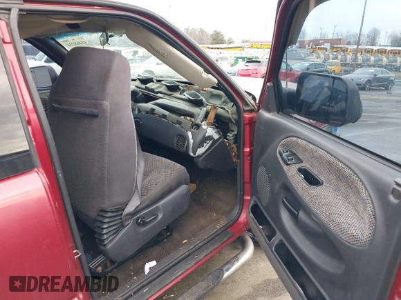 1998 Dodge 1500 z VIN 3B7HC13Z8WG211462, wystawiony jako IAAI lot #41468214 z przebiegiem 259 305 mil mil oraz . Historia ofert i sprzedaży dostępna na DreamBid. Obrazek 5.