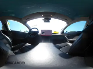 2018 Tesla Model 3 Long Range Battery z VIN 5YJ3E1EBXJF121183, wystawiony jako IAAI lot #42070712 z przebiegiem 71 823 mil mil oraz . Historia ofert i sprzedaży dostępna na DreamBid. Obrazek 20.