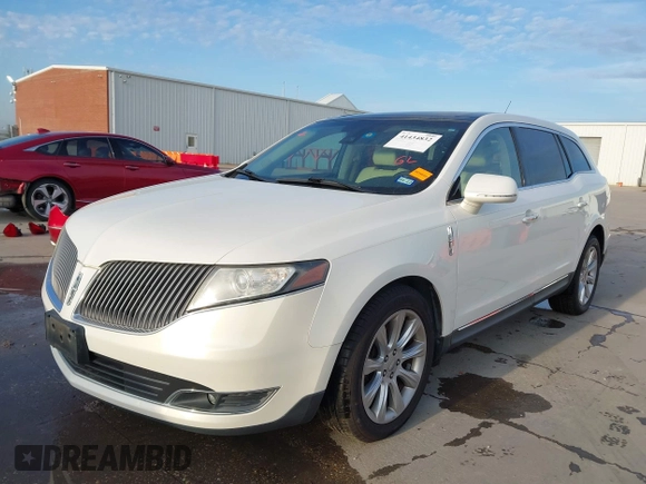 2014 Lincoln MKT EcoBoost z VIN 2LMHJ5AT3EBL50329, wystawiony jako IAAI lot #41434832 z przebiegiem 110 083 mil mil oraz . Historia ofert i sprzedaży dostępna na DreamBid. Obrazek 2.