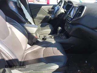 2019 Jeep Cherokee Limited z VIN 1C4PJMDX4KD446514, wystawiony jako IAAI lot #41855734 z przebiegiem 65 628 mil mil oraz . Historia ofert i sprzedaży dostępna na DreamBid. Obrazek 5.