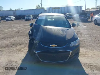 2018 Chevrolet Sonic LT z VIN 1G1JD5SB8J4121320, wystawiony jako IAAI lot #40604581 z przebiegiem 97 602 mil mil oraz . Historia ofert i sprzedaży dostępna na DreamBid. Obrazek 11.
