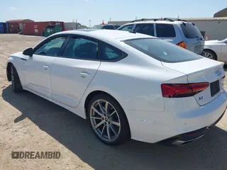 2025 Audi A5 Sportback S line Premium z VIN WAUDACF5XSA009799, wystawiony jako IAAI lot #42460461 z przebiegiem 13 011 mil mil oraz . Historia ofert i sprzedaży dostępna na DreamBid. Obrazek 3.