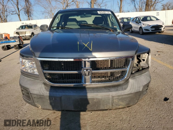 2008 Dodge Dakota SXT z VIN 1D7HW38K48S525576, wystawiony jako Copart lot #84548714 z przebiegiem 107 841 mil mil oraz Szkoda całkowita • Salvage title. Historia ofert i sprzedaży dostępna na DreamBid. Obrazek 5.