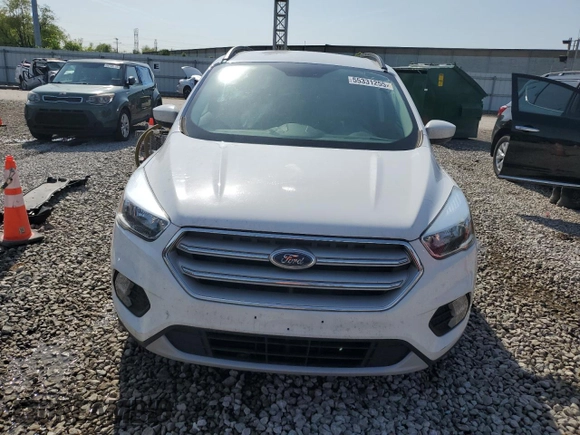 2018 Ford Escape SE z VIN 1FMCU9GD5JUD07359, wystawiony jako Copart lot #55331255 z przebiegiem 142 502 mil mil oraz Czysty tytuł • Clean title. Historia ofert i sprzedaży dostępna na DreamBid. Obrazek 5.