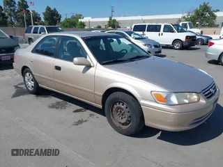 2000 Toyota Camry LE z VIN 4T1BF22K1YU954905, wystawiony jako IAAI lot #42217343 z przebiegiem 203 947 mil mil oraz . Historia ofert i sprzedaży dostępna na DreamBid. Obrazek 1.