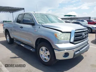 2010 Toyota Tundra z VIN 5TFUW5F14AX137156, wystawiony jako IAAI lot #40074494 z przebiegiem 78 308 mil mil oraz . Historia ofert i sprzedaży dostępna na DreamBid. Obrazek 1.