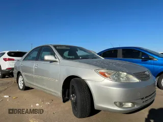 2003 Toyota Camry LE z VIN 4T1BF32K73U557780, wystawiony jako Copart lot #54109995 z przebiegiem 166 443 mil mil oraz Czysty tytuł • Clean title. Historia ofert i sprzedaży dostępna na DreamBid. Obrazek 1.