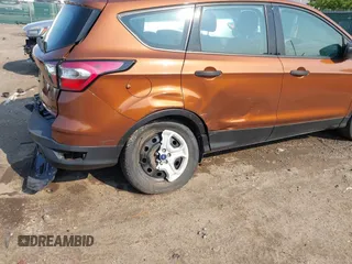2017 Ford Escape S z VIN 1FMCU0F79HUC31792, wystawiony jako IAAI lot #42377599 z przebiegiem 98 300 mil mil oraz . Historia ofert i sprzedaży dostępna na DreamBid. Obrazek 19.
