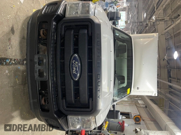 2013 Ford F-250 XL z VIN 1FDBF2B68DEB48275, wystawiony jako IAAI lot #42512434 z przebiegiem 434 130 mil mil oraz . Historia ofert i sprzedaży dostępna na DreamBid. Obrazek 47.