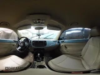 2014 Volkswagen Beetle 1.8T z VIN 3VWJ17AT8EM662235, wystawiony jako IAAI lot #42371906 z przebiegiem 118 173 mil mil oraz . Historia ofert i sprzedaży dostępna na DreamBid. Obrazek 18.